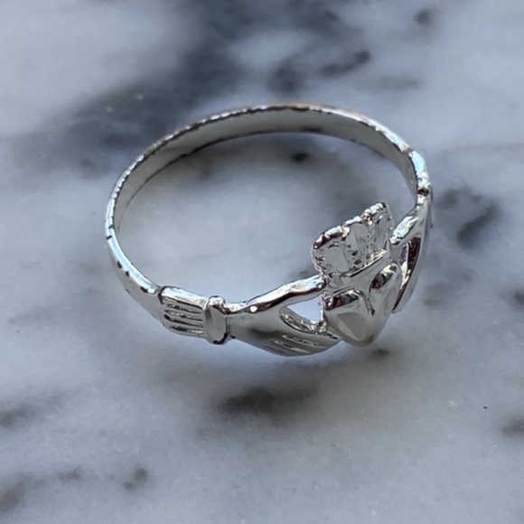 Vintage Set of 7 Sterling Silver Claddagh Rings - Picture 4 of 4